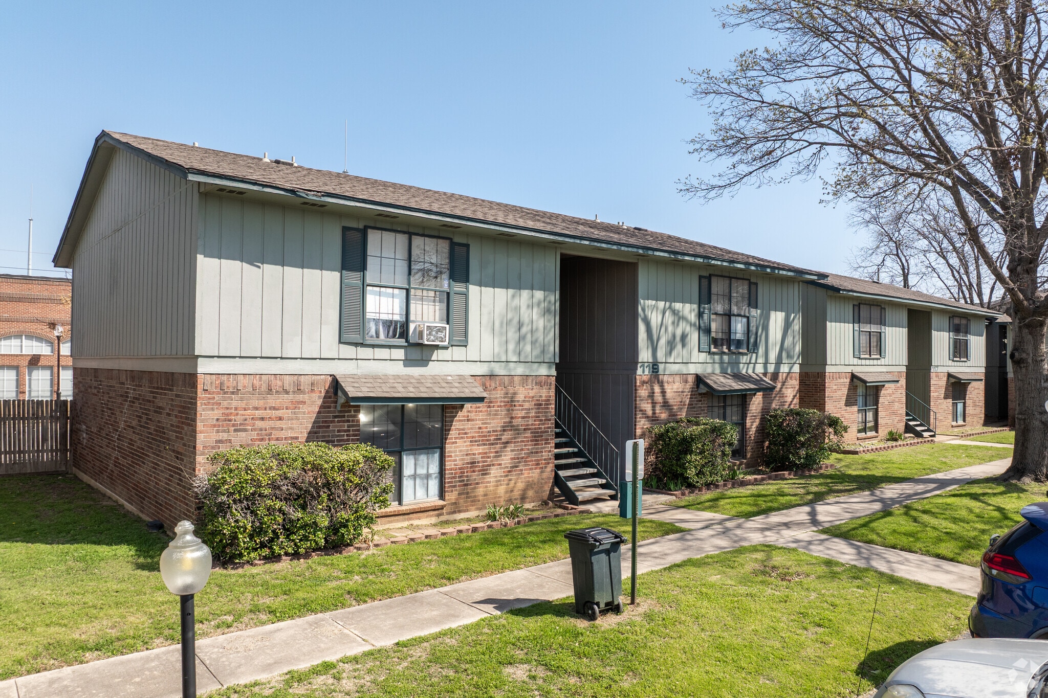 101-121 S Bonnie Brae St, Denton, TX for sale Primary Photo- Image 1 of 20