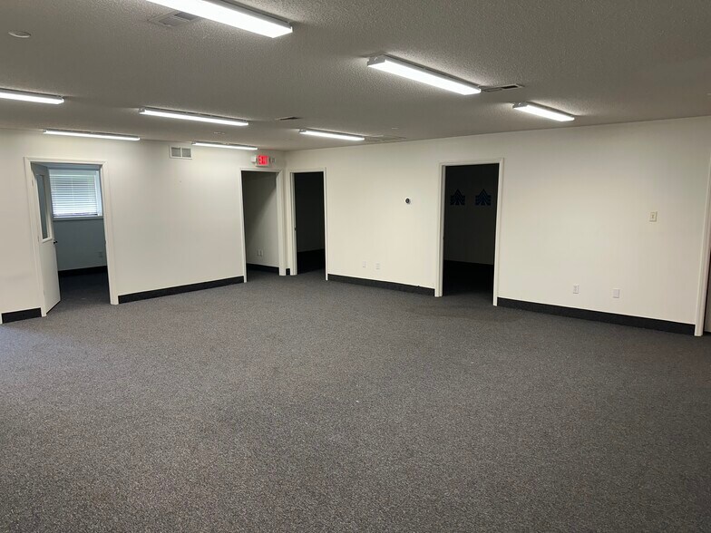 465 Forum Pky, Rural Hall, NC à louer - Photo du bâtiment - Image 3 de 6