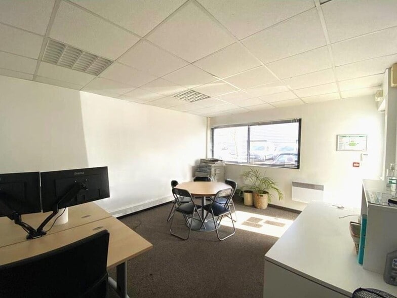 Flex in Décines-Charpieu for lease - Interior Photo - Image 3 of 3