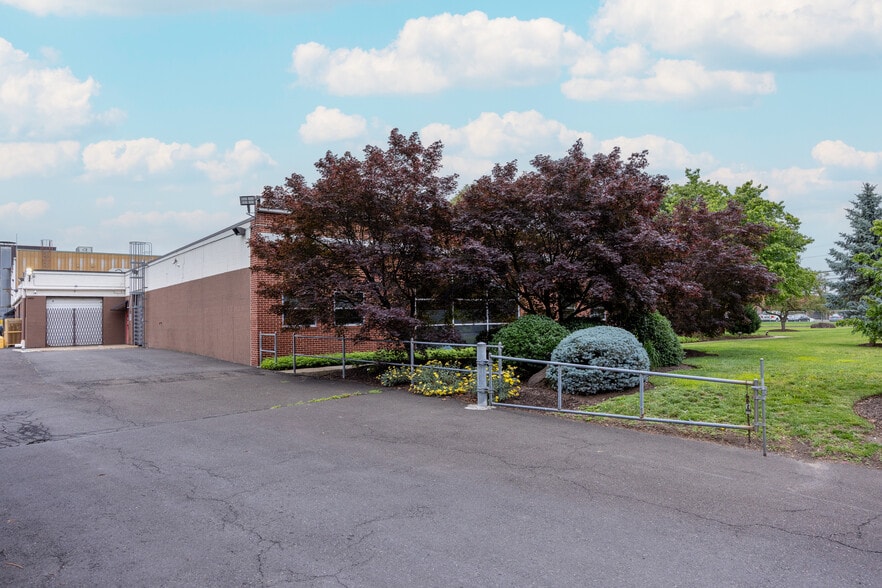 99 Newbold Rd, Fairless Hills, PA for lease - Building Photo - Image 2 of 20