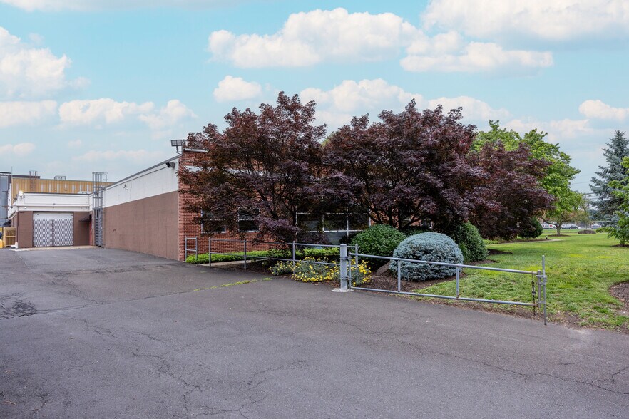 99 Newbold Rd, Fairless Hills, PA à louer - Photo du bâtiment - Image 2 de 20