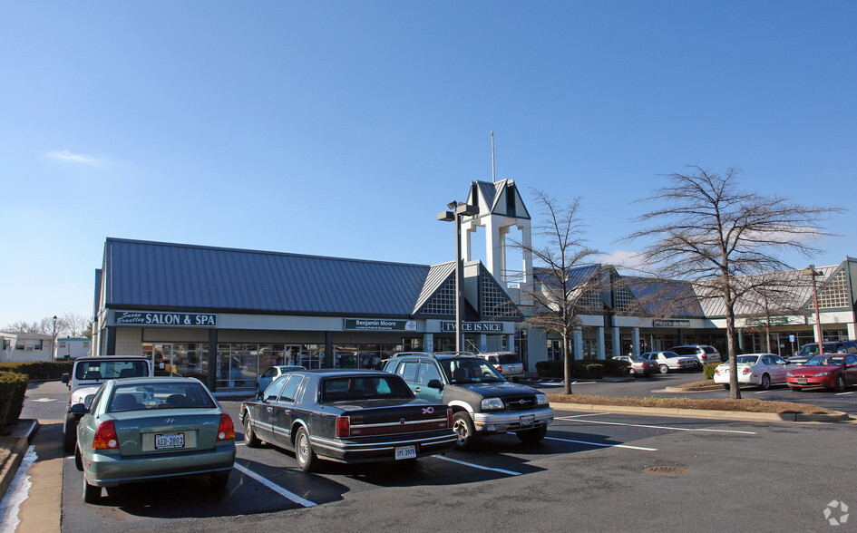 305 E Market St, Leesburg, VA for lease - Building Photo - Image 3 of 11