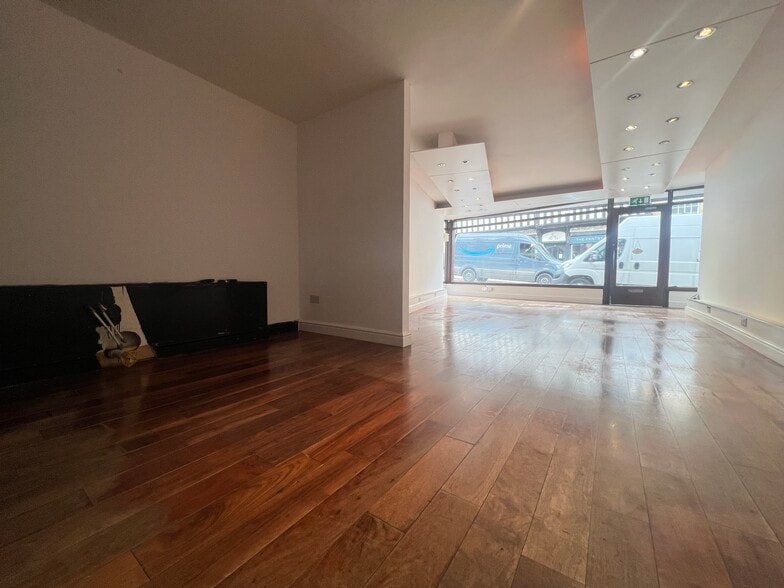 25 High Street, Saffron Walden for sale - Interior Photo - Image 3 of 3