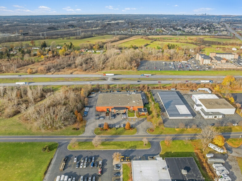 50 Thruway Park Dr, Henrietta, NY à vendre - Photo du bâtiment - Image 2 de 4