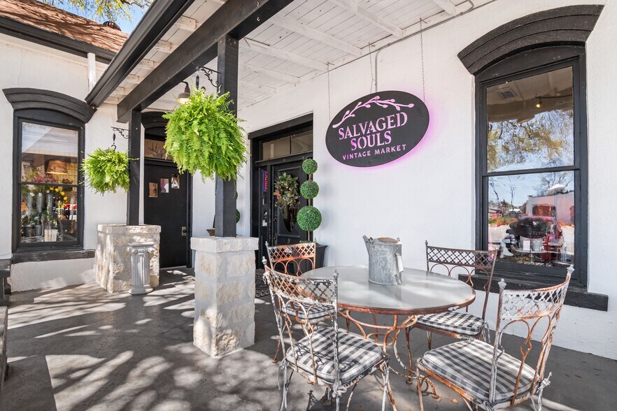 702 Front St, Comfort, TX à vendre - Photo du bâtiment - Image 3 de 48