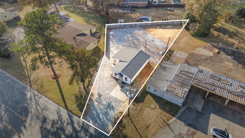 311 Beatty Dr, Belmont, NC à vendre - Photo du bâtiment - Image 2 de 9