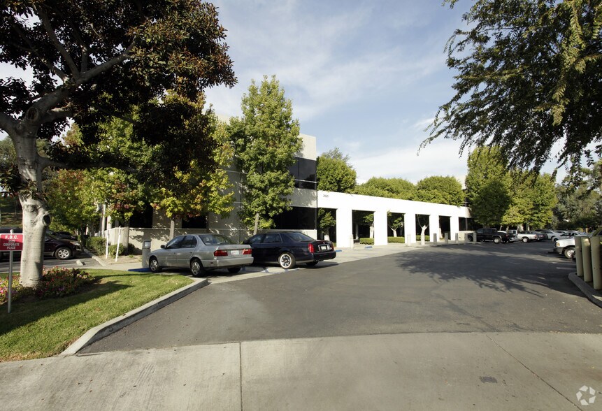 2525 Corporate Pl, Monterey Park, CA à louer - Photo du bâtiment - Image 3 de 12