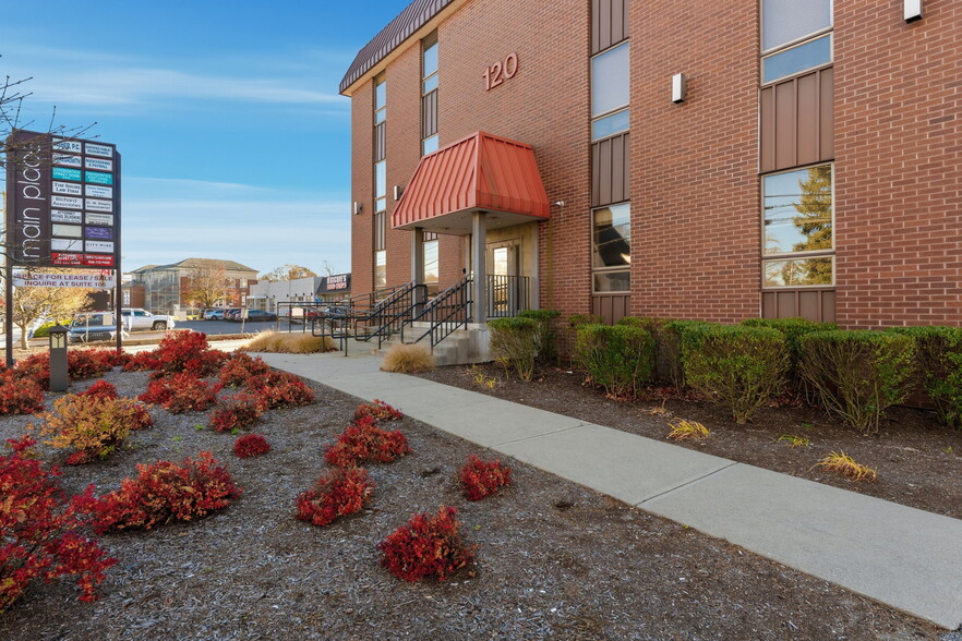 120 N Main St, Attleboro, MA à vendre - Photo du bâtiment - Image 2 de 17