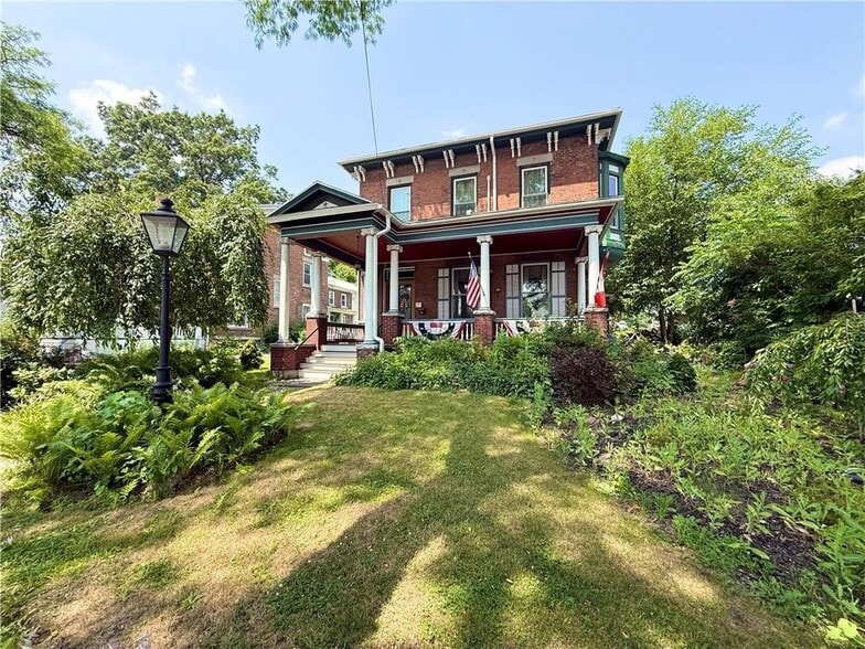 36 W Main St, Waterloo Township, NY à vendre - Photo du bâtiment - Image 2 de 9