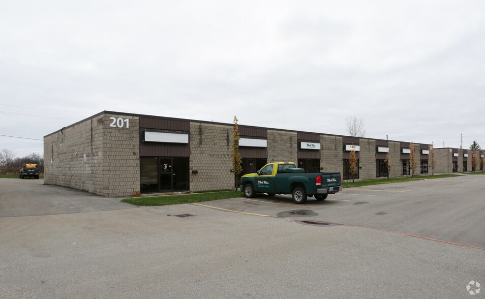 201 Exeter Rd, London, ON à vendre - Photo principale - Image 1 de 1