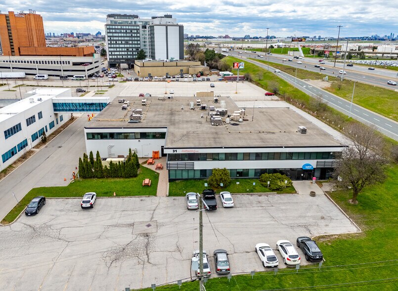 31 Fasken Dr, Toronto, ON à vendre - Photo du bâtiment - Image 2 de 10
