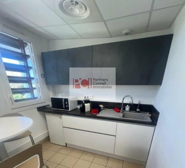 Office in Nîmes for lease - Interior Photo - Image 3 of 3