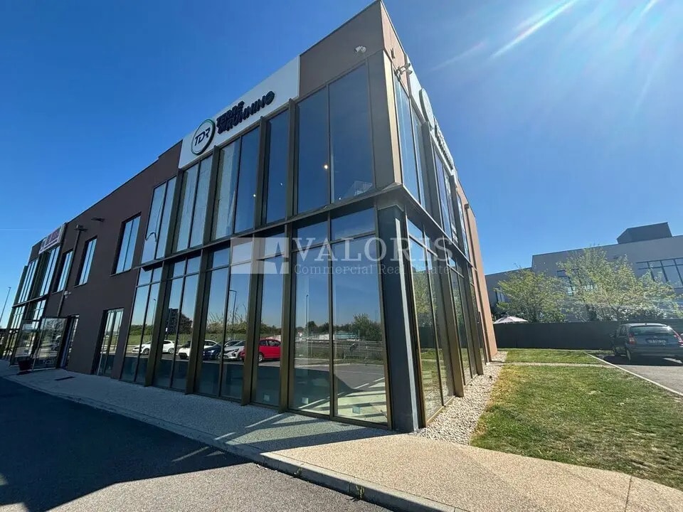 Retail in Meyzieu for lease Primary Photo- Image 1 of 15