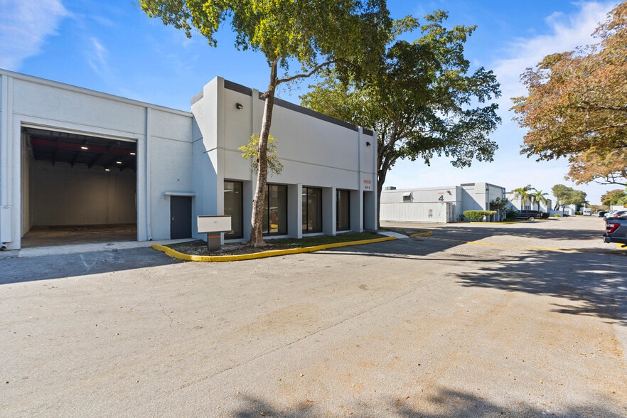 19555 NE 10th Ave, Miami, FL for lease - Building Photo - Image 3 of 17