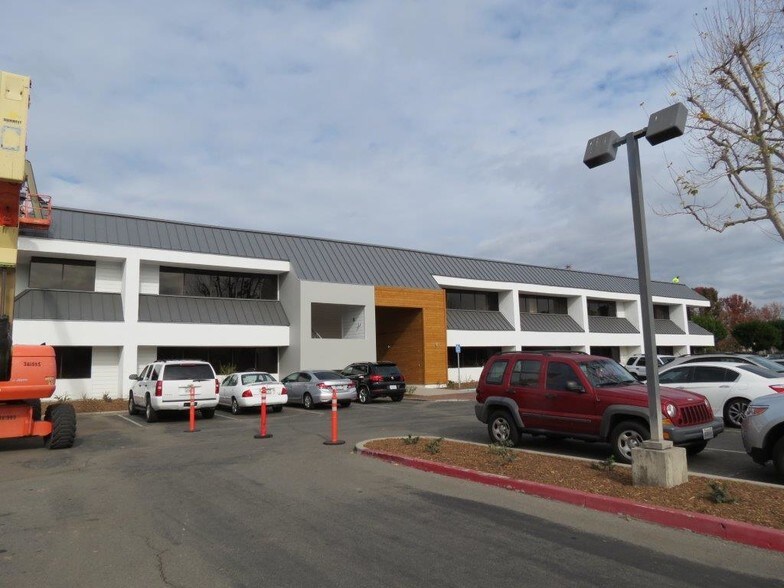 555 N Park Center Dr, Santa Ana, CA à louer - Photo du bâtiment - Image 3 de 12