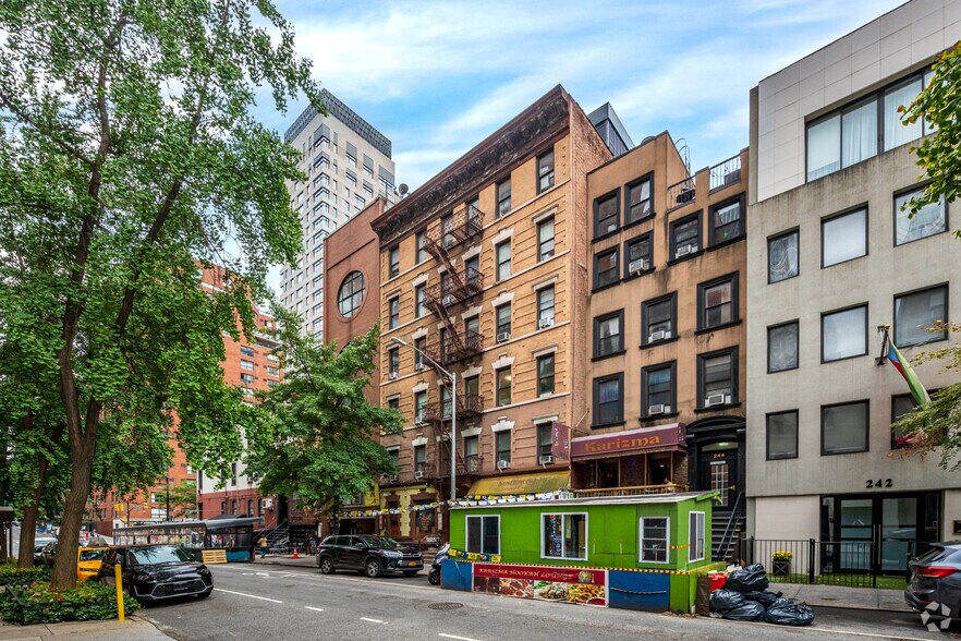 246 E 51st St, New York, NY for lease - Primary Photo - Image 1 of 5