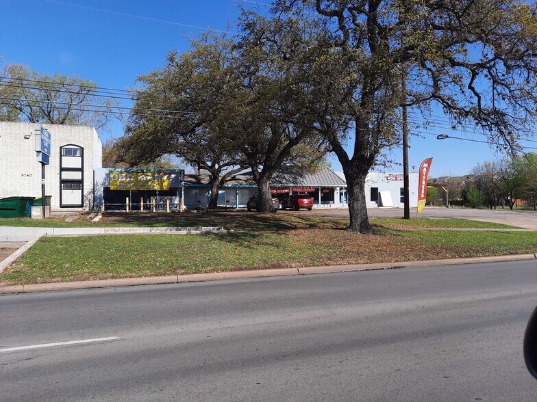 8804 N Lamar Blvd, Austin, TX à vendre - Photo du bâtiment - Image 2 de 8