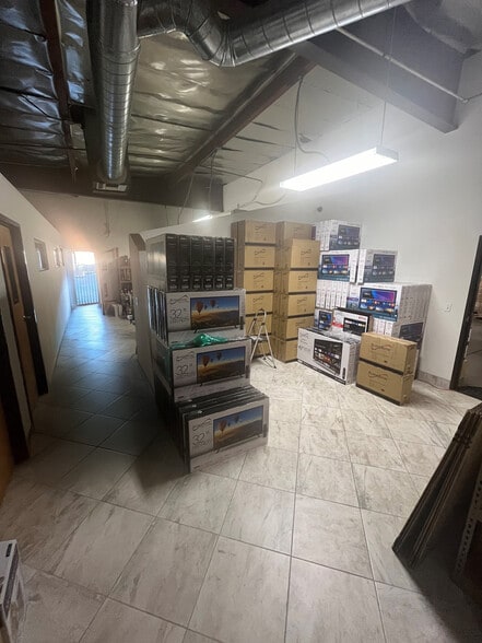 16146 Leadwell St, Van Nuys, CA for lease - Building Photo - Image 2 of 8