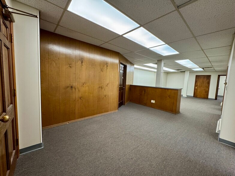 425 S Adams St, Green Bay, WI à louer - Photo du bâtiment - Image 3 de 20