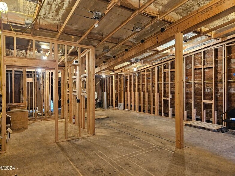 714 SW Hurbert St, Newport, OR à vendre - Photo du bâtiment - Image 3 de 6