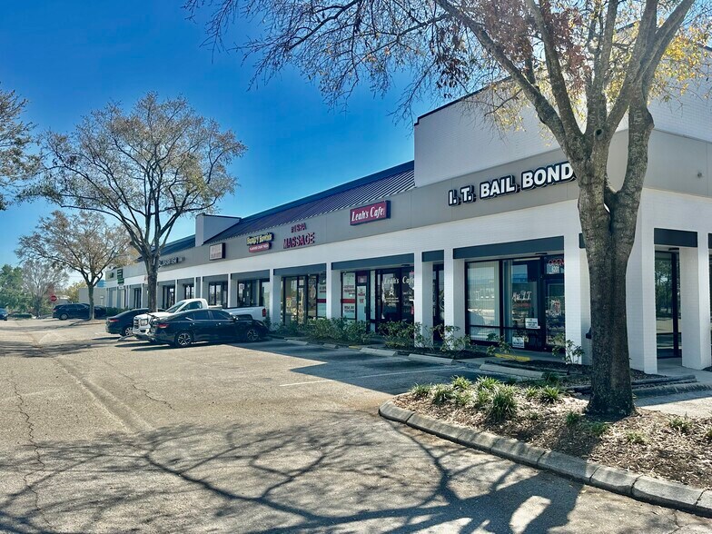 6201-6217 E Hillsborough Ave, Tampa, FL à louer - Photo du bâtiment - Image 2 de 6