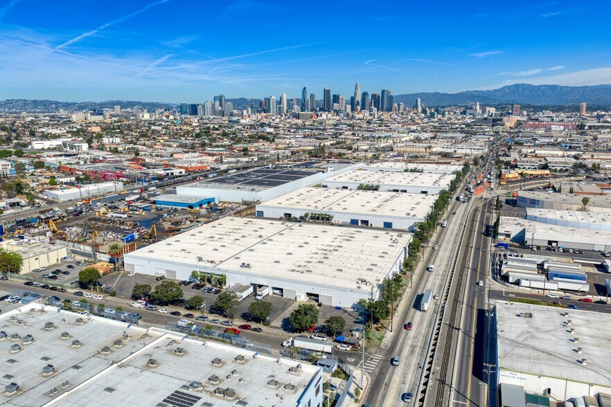 2501-2551 S Alameda St, Los Angeles, CA à louer - Photo du bâtiment - Image 3 de 7