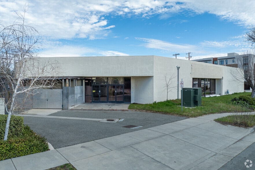 1375 S De Anza Blvd, Cupertino, CA à vendre - Photo du bâtiment - Image 3 de 5