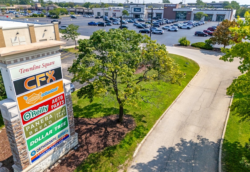 1547-1557 S Lake Street, Mundelein, IL à vendre - Photo du bâtiment - Image 3 de 10