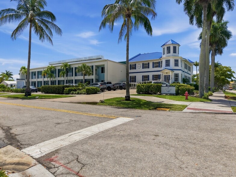1020 8th Ave S, Naples, FL for sale - Building Photo - Image 2 of 11