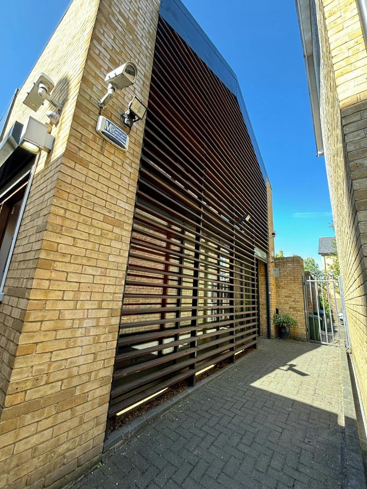 Pooley Dr, London for lease Primary Photo- Image 1 of 2