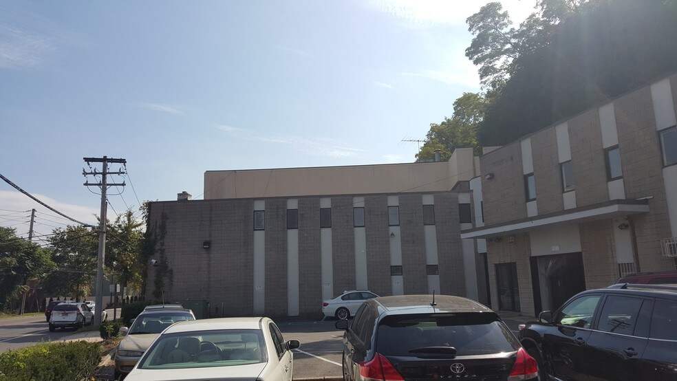 319-321 E Shore Rd, Great Neck, NY à louer - Photo du bâtiment - Image 3 de 5