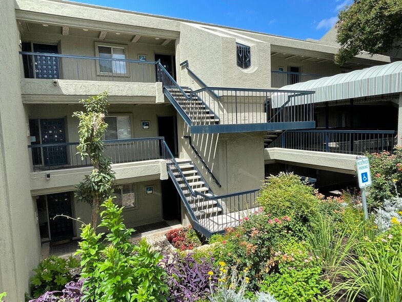 2111 Dickson Dr, Austin, TX for lease - Building Photo - Image 2 of 8