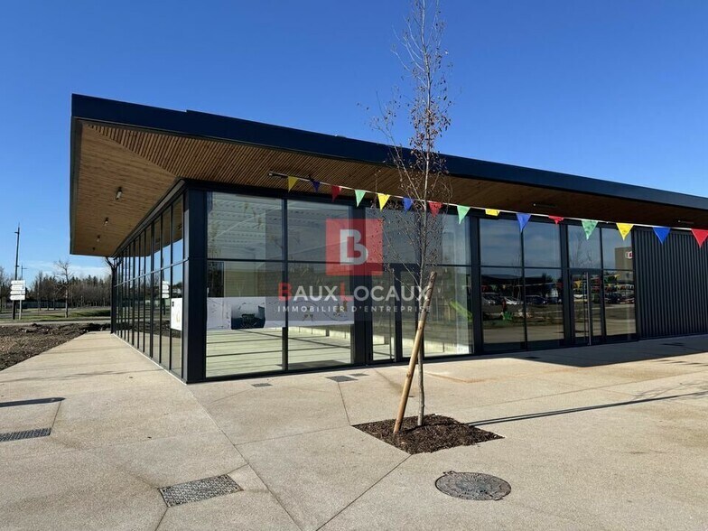 Retail in Monteux for lease - Building Photo - Image 2 of 6
