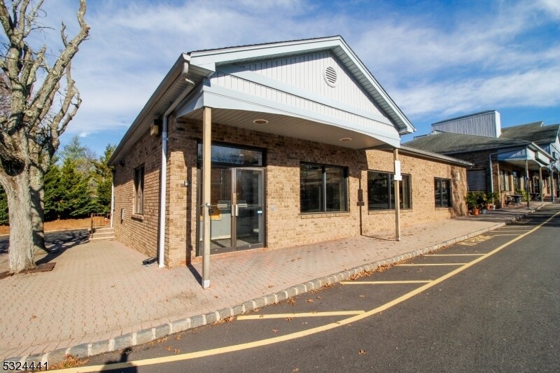 426 Ridgedale Ave, East Hanover, NJ à louer - Photo du bâtiment - Image 3 de 16