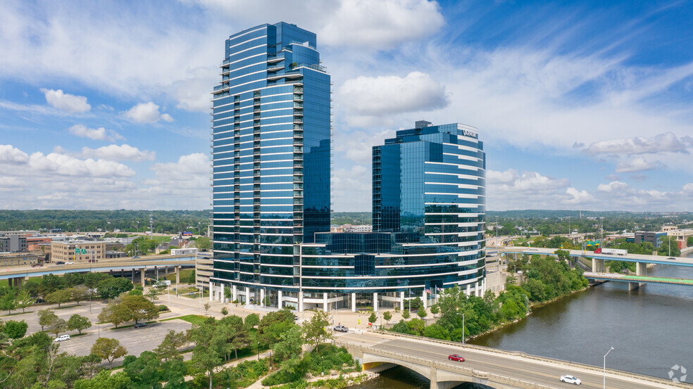 333 Bridge St NW, Grand Rapids, MI à louer - Photo principale - Image 1 de 32