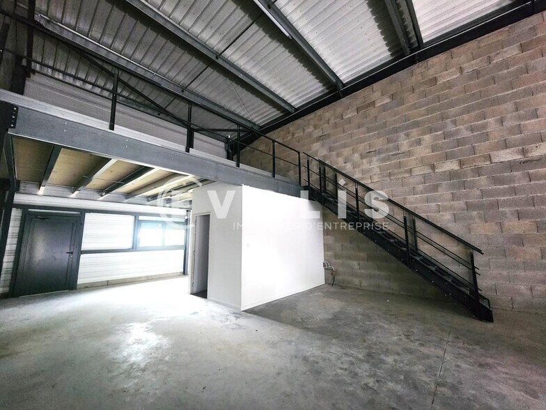 31 Rue Du Claret, Charvieu-Chavagneux for lease - Interior Photo - Image 2 of 14