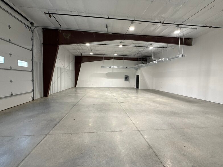 3405 NW Jefferson St, Blue Springs, MO for lease - Interior Photo - Image 3 of 16