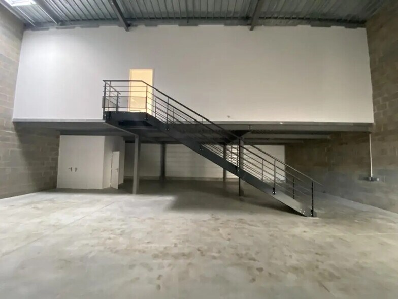 Flex in Mérignac for lease - Interior Photo - Image 2 of 12