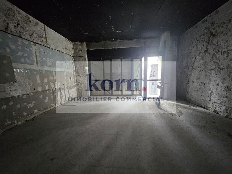 Retail in Paris for lease - Interior Photo - Image 2 of 4
