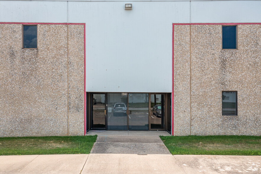 6420-6428 Wuliger Way, North Richland Hills, TX for lease - Building Photo - Image 3 of 5