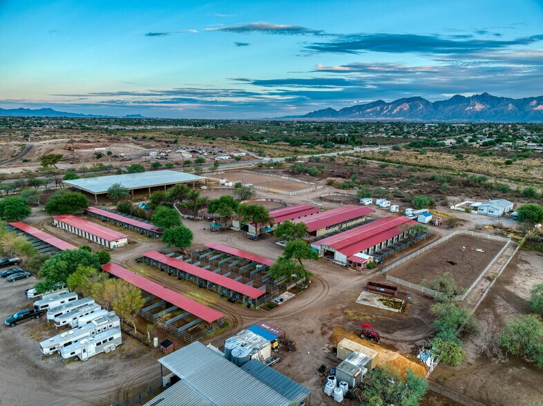 9525 E Graf Ln, Tucson, AZ à vendre - Photo du bâtiment - Image 1 de 24