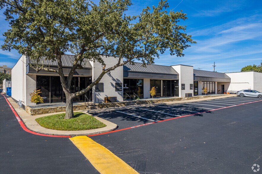 4950 Keller Springs Rd, Addison, TX à louer - Photo du bâtiment - Image 2 de 9
