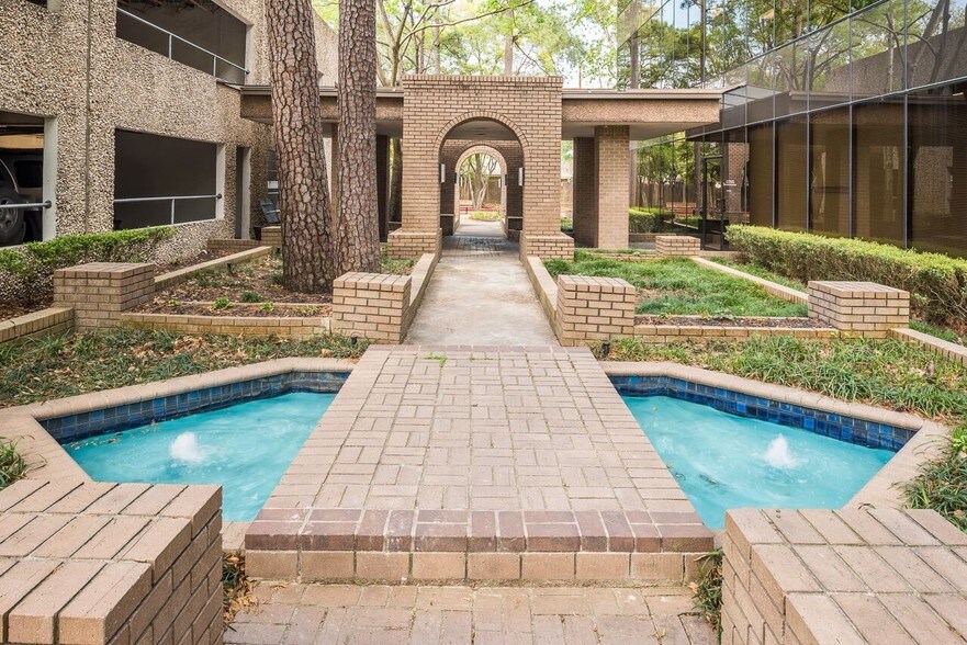 2190 North Loop W, Houston, TX à vendre - Photo du bâtiment - Image 3 de 10