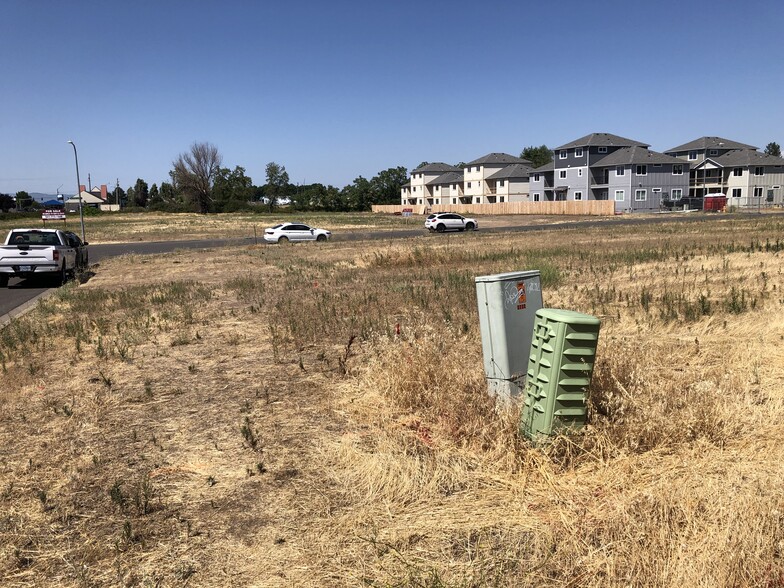 1924 Sky Park Dr, Medford, OR for sale - Building Photo - Image 2 of 11