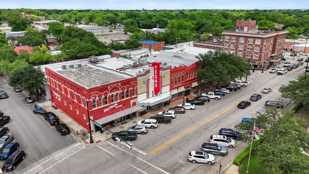 110 W Main St, Waxahachie, TX à louer - Photo du bâtiment - Image 3 de 30