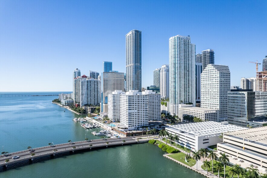 1100 Brickell Bay Dr, Miami, FL à louer - Photo du bâtiment - Image 3 de 15