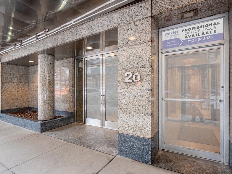 20-28 E 68th St, New York, NY à louer - Photo du bâtiment - Image 2 de 6
