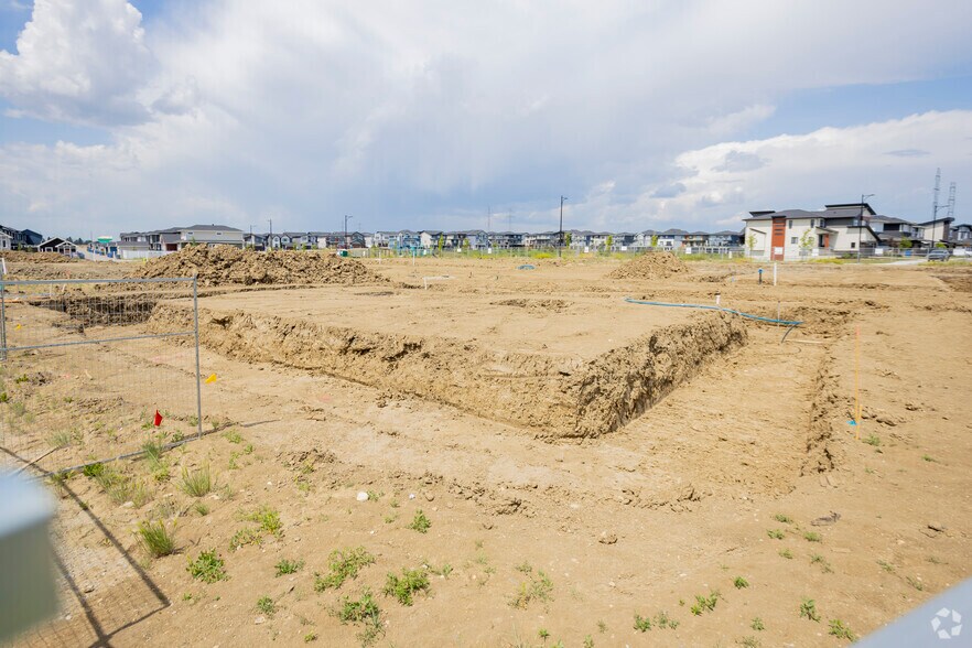 128 Waterford Heath, Chestermere, AB à vendre - Photo du bâtiment - Image 2 de 7