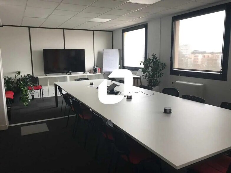 Bureau dans Guyancourt à vendre - Photo du bâtiment - Image 2 de 10