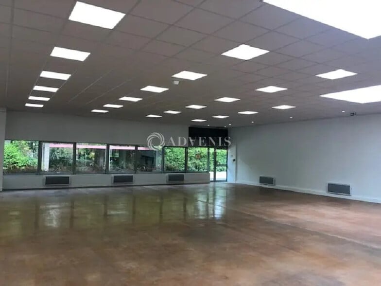 Flex in Trappes for lease - Interior Photo - Image 1 of 2